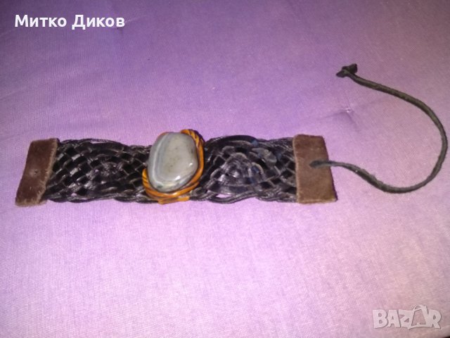 Гривна ръчна изработка естествена кожа 185х40 мм с камък нефрит 41х29х12мм за късмет, снимка 4 - Гривни - 44202031