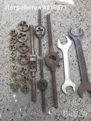 Тръбен ключ голям 30 евро.  Другата снимка всичко за 30 евро 