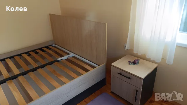 Спалня с матрак и нощно шкафче