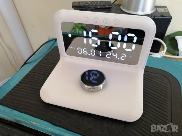 LED часовник с безжично зарядно за телефони