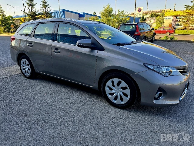 Тойота Аурис 1.3 i 2014г., снимка 2 - Автомобили и джипове - 50789072