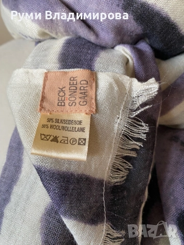 Бял шал с лилави мотиви с 50 % вълна и 50 % коприна, Beck Sondergaard, снимка 4 - Шалове - 52821233