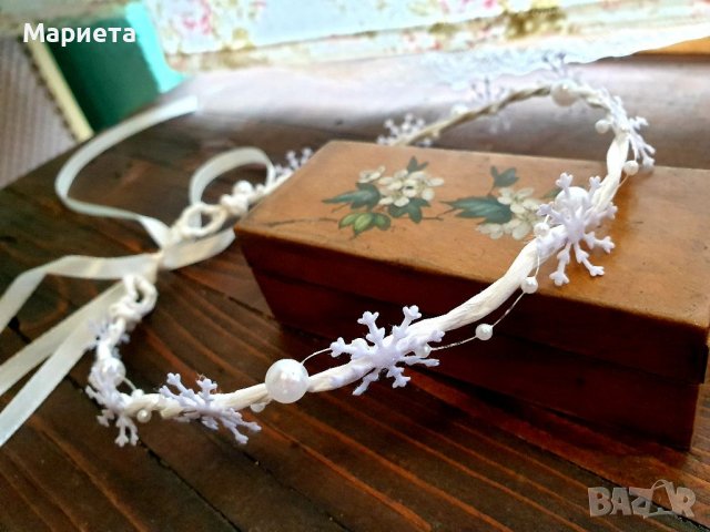 Бял нежен венец за глава със снежинки Коледен венец за глава Венче за глава  Венец за коса 