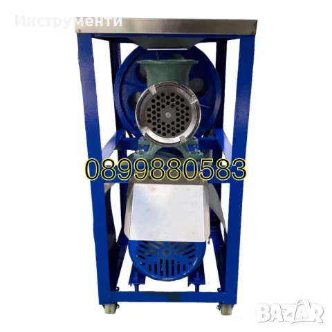 Професионална  чугунена месомелачка Румънска №32 с електромотор с двоен ремък и плот от неръждавейка, снимка 1