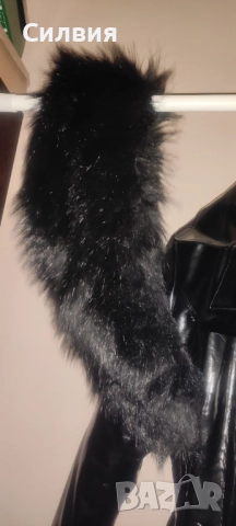 Дамски лачен кожен черен шлифер "Glam Amour" / "Глам Амур" с колан, пухеста яка и етикет, размер "S", снимка 5 - Шлифери - 52670560