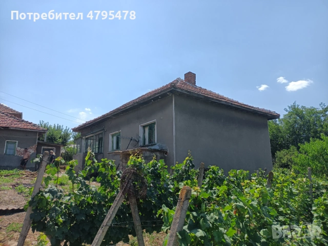 Продавам къща в село Остров