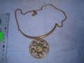 РАЗКОШНА ПОЗЛАТЕНА ДИЗАЙНЕРСКА БУТИКОВА МАРКОВА СКЪПОЦЕННА ОГЪРЛИЦА АРТ ДЕКО СТИЛ КОЛИЕ 27966, снимка 2