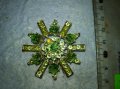ПРЕКРАСНА СРЕБРИСТА АЖУРНА РЕТНО АРТ БРОШКА ИНКРУСТИРАНА с ИСКРЯЩИ ФАСЕТИРАНИ ЗЕЛЕНИ КРИСТАЛИ 17923, снимка 9