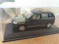 Volkswagen Touareg 1.43 V 10 TDI Green petrolium Minichamps., снимка 2