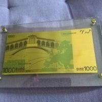 Позлатена банкнота от 1000евро в плексигласова рамка 200х126мм-банкнотата 165х82мм за подарък , снимка 1 - Нумизматика и бонистика - 42249458