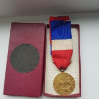 Почетен френски сребърен позлатен медал за труд с кутия, снимка 6 - Антикварни и старинни предмети - 30755353