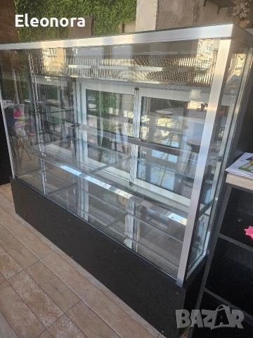 Хладилна сладкарска витрина, голям размер, 3 рафта, Cubigel компресор 