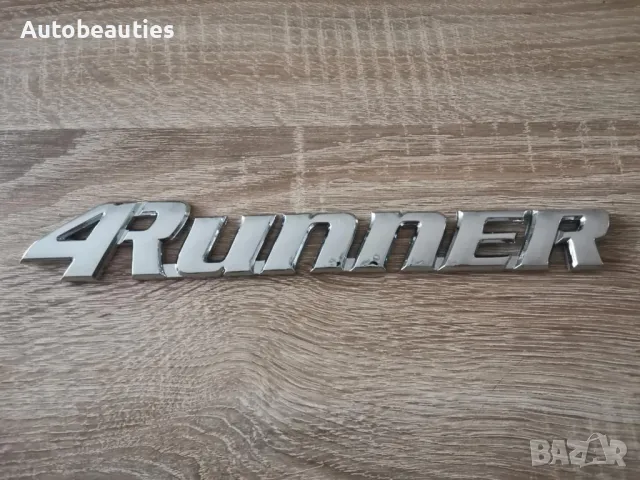 сребрист надпис Toyota 4Runner