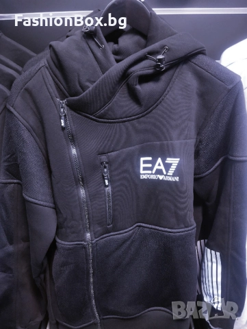 Ватиран спортен екип EA7.