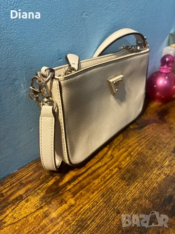 Оригинална дамска чанта на Guess, снимка 4 - Чанти - 56301481