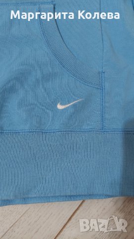 Дамска горница Nike,размер М, снимка 4 - Спортни екипи - 35203459