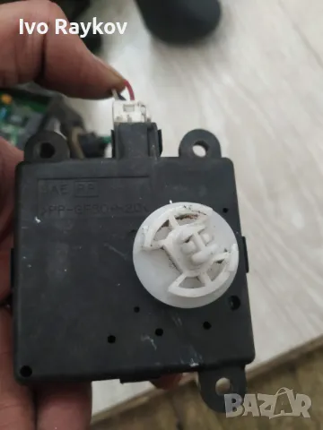  Моторче клапа парно 52410555 за RENAULT LAGUNA III , снимка 2 - Части - 50237632