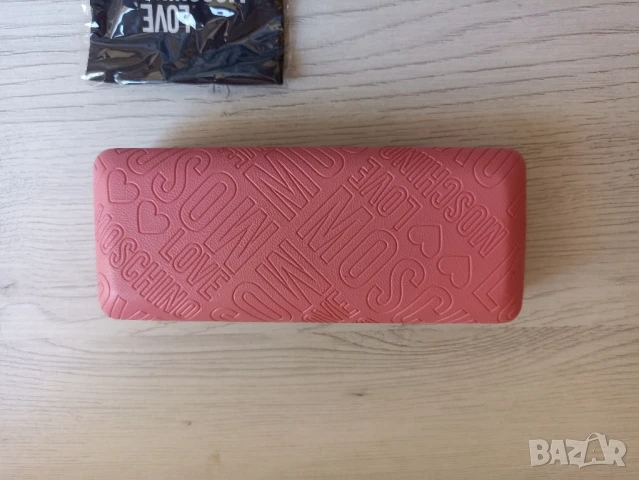 Оригинални слънчеви очила Prada,Love Moschino калъфи, снимка 3 - Слънчеви и диоптрични очила - 51326448