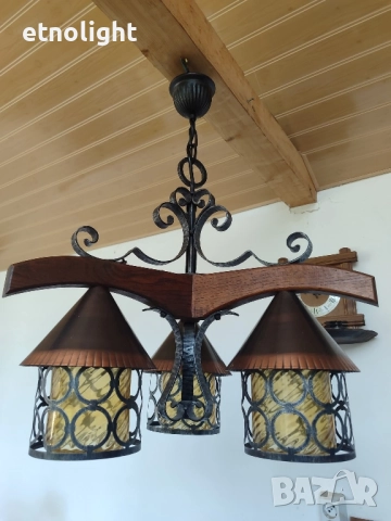 Красив полилей съчетание от дърво, метални капаци в меден цвят, ковано желязо и стъкленици , снимка 2 - Полилеи - 51533816