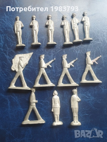 13 броя метални фигурки-СССР.