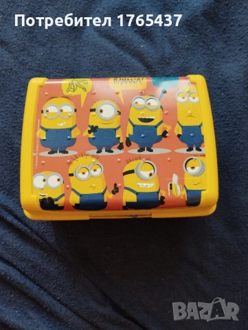 Играчки с различни герои,  кутии с герои и книжки с приказки