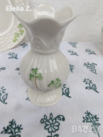 Малка красива вазичка на Belleek с ръчно рисувани детелинки