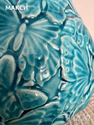 Прелестна релефна ваза с пеперуди в светло синьо, снимка 5 - Вази - 50068019