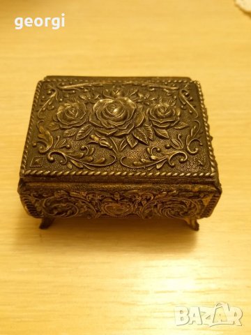 Метална кутийка за бижута на рози