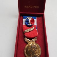 Френски позлатен сребърен медал, снимка 1 - Антикварни и старинни предмети - 35098840