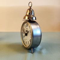 Часовник будилник SERKISOF с камбанка работещ, снимка 4 - Антикварни и старинни предмети - 44617594
