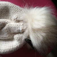 Плетена топла шапка с пухче бежов цвят, детски и дамски, снимка 4 - Други - 35257919