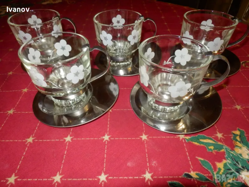 Стъклени чаши с метални дръжки и иноксови чинийки, снимка 1