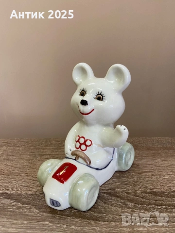 Порцеланова статуетка „Олимпийското мече в състезателен автомобил“ — Коростен, винтидж