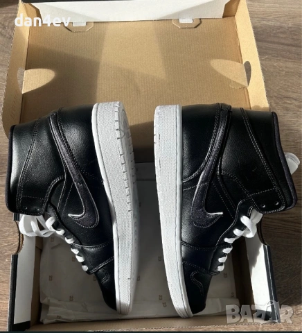 Air Jordan 1 Mid Se, снимка 9 - Маратонки - 54197261