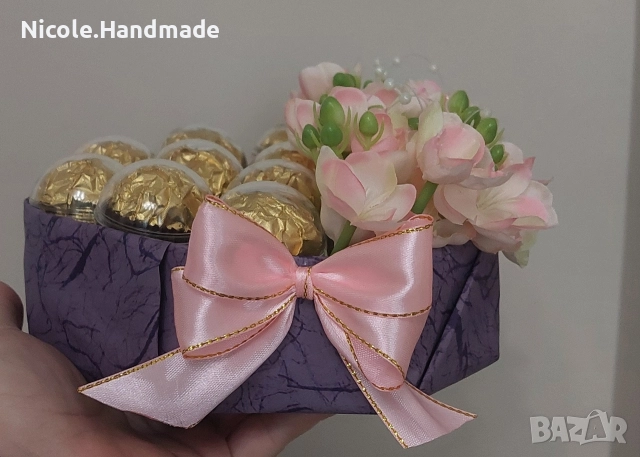 кутия с бонбони и цветя