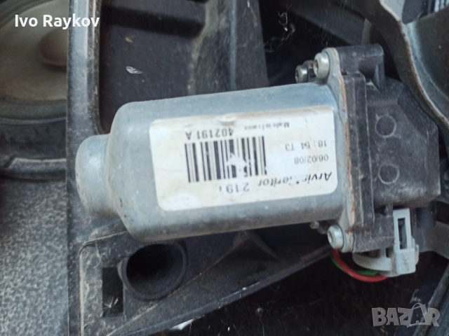 Заден ляв стъклоповдигач Nissan Qashqai 2.0 DCI , 402191А, снимка 3 - Части - 52498269