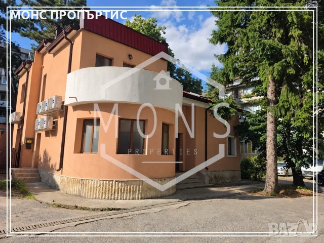 Обзаведена триетажна къща в централната част на гр. Добрич.