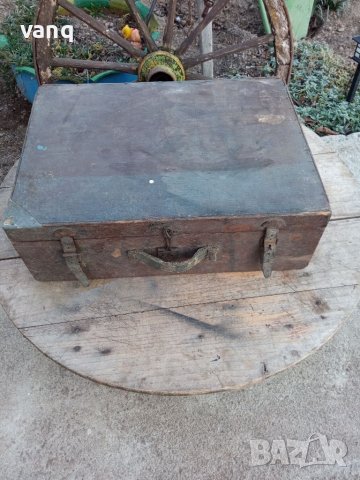Стар дървен куфар