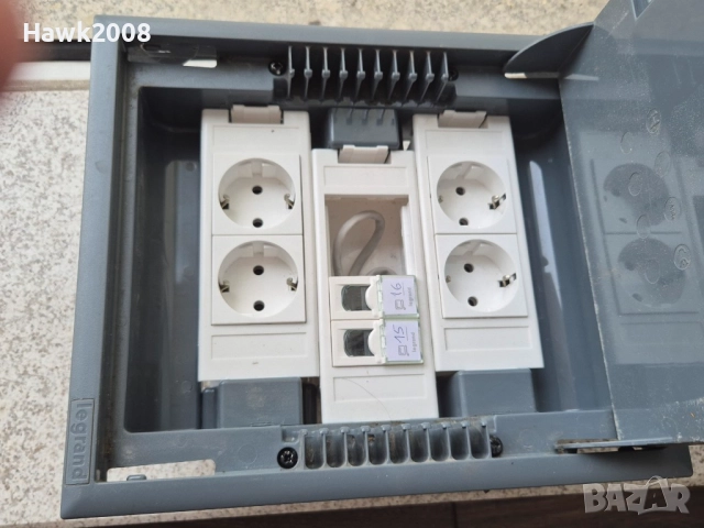 Комплект 8 бр. подова оборудвана електро кутия Легранд за вертикален монтаж с капак Legrand, снимка 2 - Ключове, контакти, щепсели - 51736270