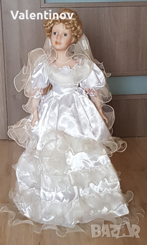 Порцеланова кукла със стойка 