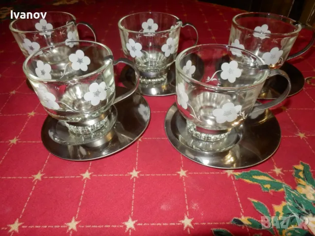 Стъклени чаши с метални дръжки и иноксови чинийки