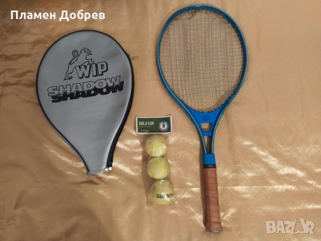 Продавам тенис ракета, чисто нова, в комплект с три топки и калъф
