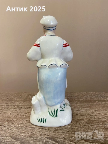 Винтидж порцеланова статуетка „Момиче със сапожки“, СССР, снимка 2 - Антикварни и старинни предмети - 53237529