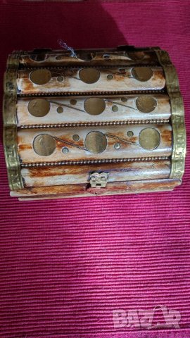 Голяма кутия за бижута от кост и месинг. 