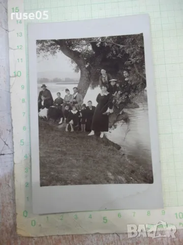 Снимка стара на група на реката под дървото