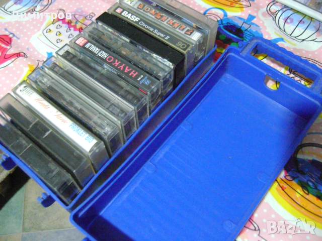 Стара кутия със касети, снимка 1 - Антикварни и старинни предмети - 44747949