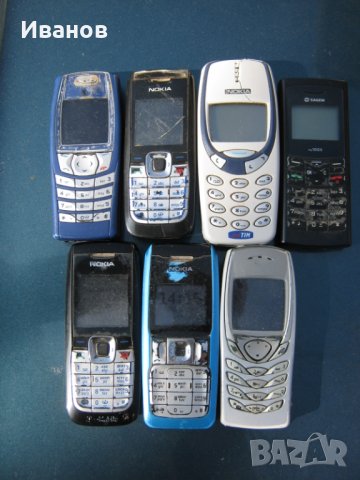 Стари мобилни телефони и слушалки