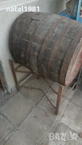 Дървено буре със стойка