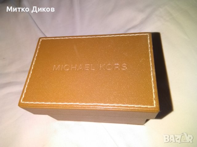 Кутия за часовник с инструкция и възглавница Майкъл Корс, снимка 2 - Други - 36619930