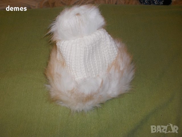 Машинно плетена вълнена шапка с кожен маншет и пискюл, бяла, снимка 2 - Шапки - 37918950